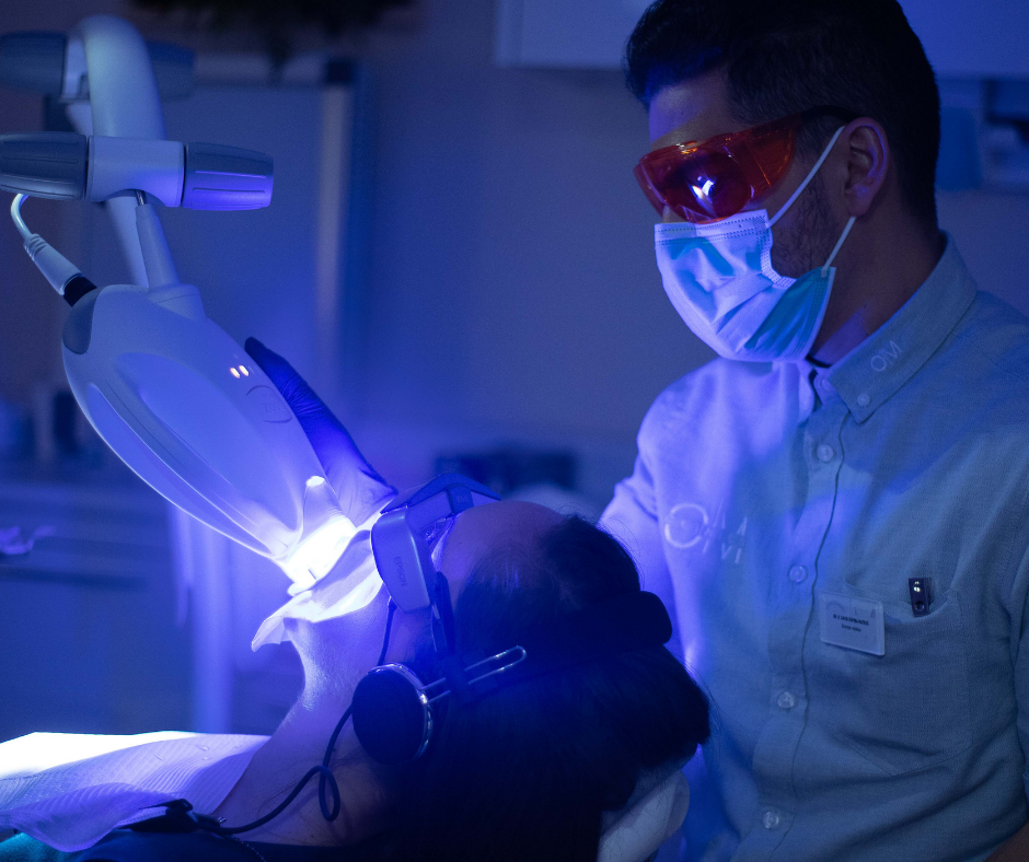 Doctor David Ospina aplicando una sesión de blanqueamiento dental