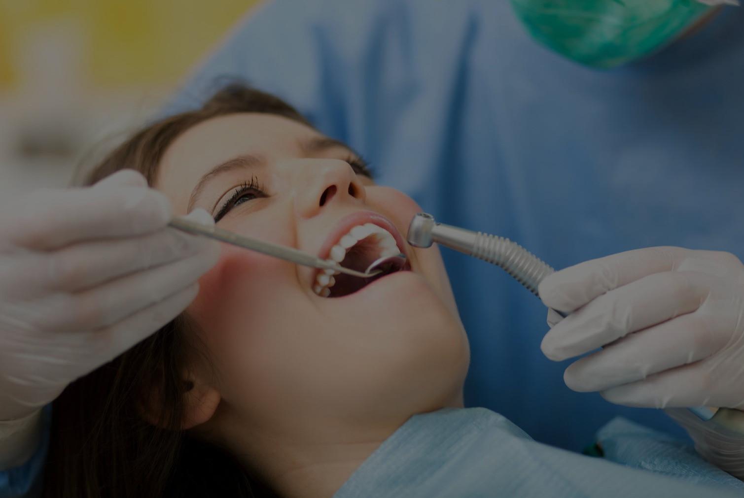 ¿Por qué debes realizarte una limpieza dental al año?